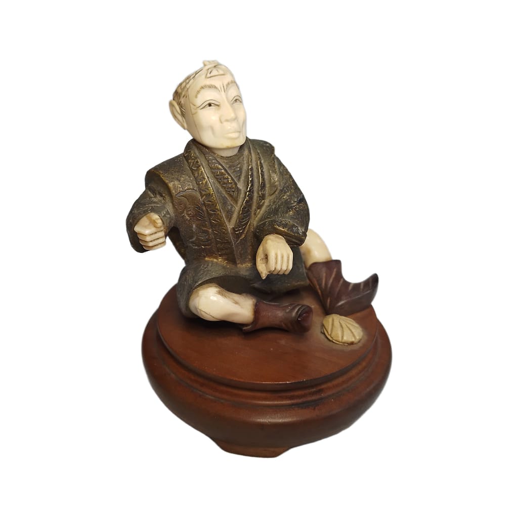 FIGURA ORIENTAL DE BRONCE Y MATERIAL NOBLE