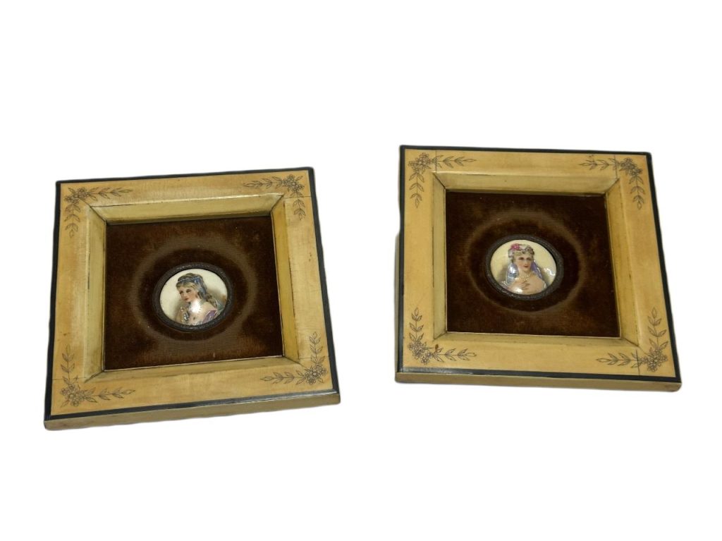 PAR DE CUADROS MINIATURA VINTAGE – ESCENAS ROMÁNTICAS CON MARCOS ORNAMENTADOS