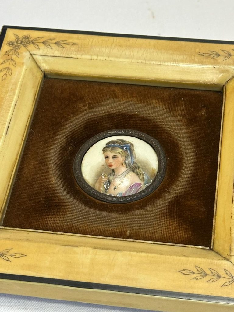 PAR DE CUADROS MINIATURA VINTAGE – ESCENAS ROMÁNTICAS CON MARCOS ORNAMENTADOS - Imagen 2