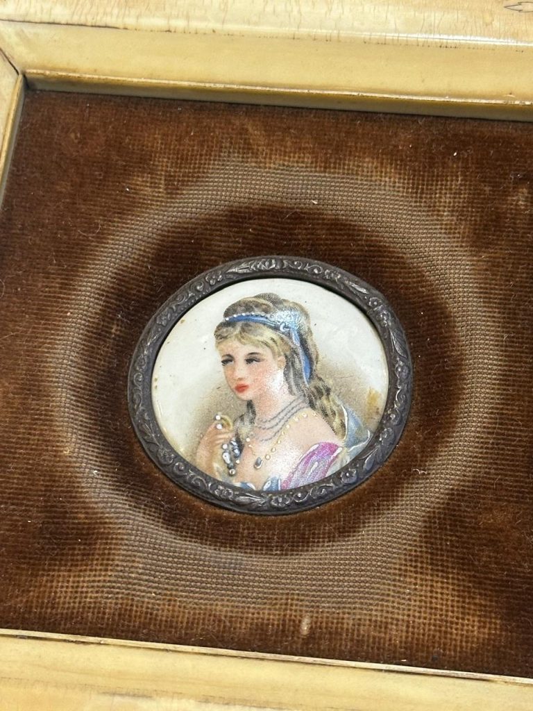 PAR DE CUADROS MINIATURA VINTAGE – ESCENAS ROMÁNTICAS CON MARCOS ORNAMENTADOS - Imagen 3