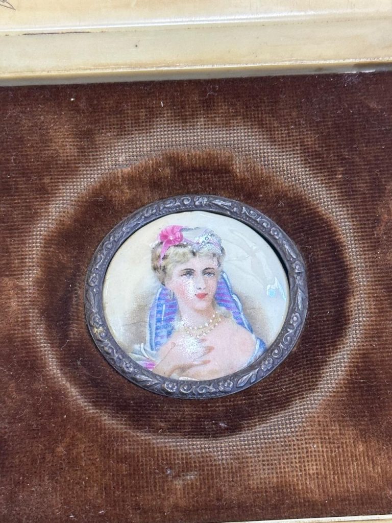 PAR DE CUADROS MINIATURA VINTAGE – ESCENAS ROMÁNTICAS CON MARCOS ORNAMENTADOS - Imagen 4