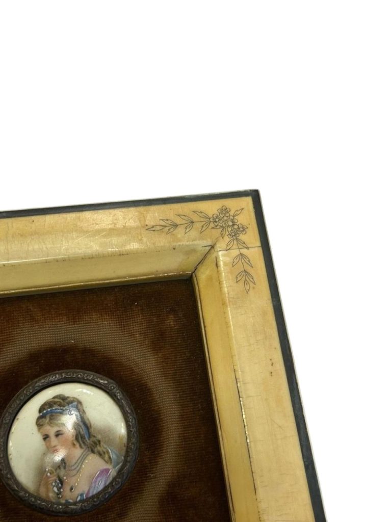 PAR DE CUADROS MINIATURA VINTAGE – ESCENAS ROMÁNTICAS CON MARCOS ORNAMENTADOS - Imagen 7