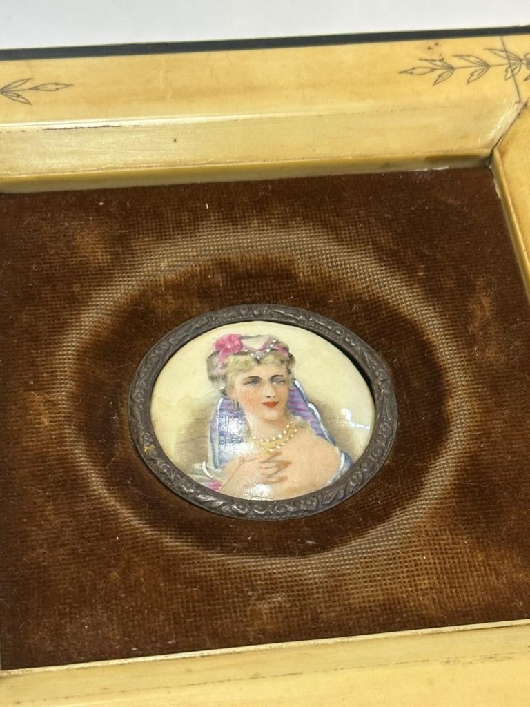PAR DE CUADROS MINIATURA VINTAGE – ESCENAS ROMÁNTICAS CON MARCOS ORNAMENTADOS - Imagen 9