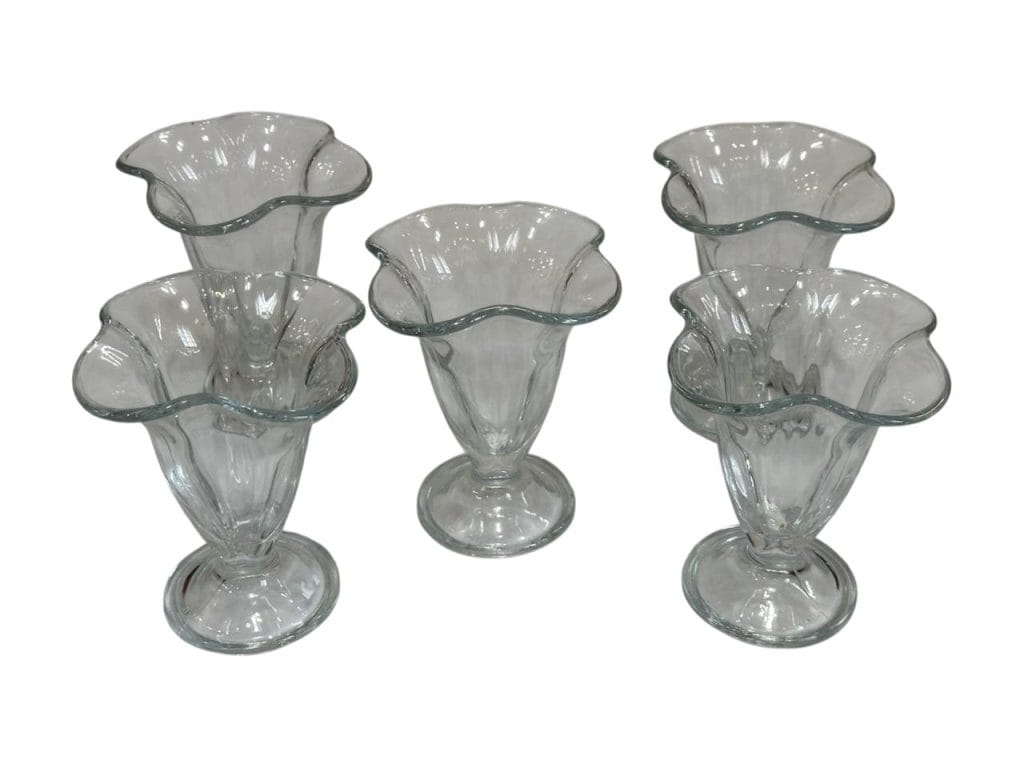 Set de 5 copas de vidrio con borde ondulado