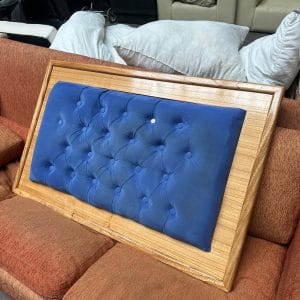 Respaldo de cama capitoné – madera sólida y gamuza azul