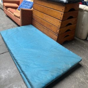 Plinto de gimnasia seccional de madera con colchonetas
