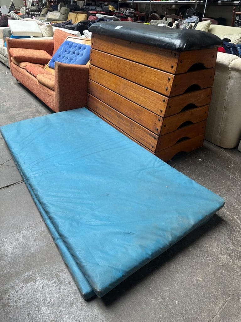 Plinto de gimnasia seccional de madera con colchonetas