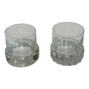 Par de vasos de whisky de vidrio tallado con diseños diferentes