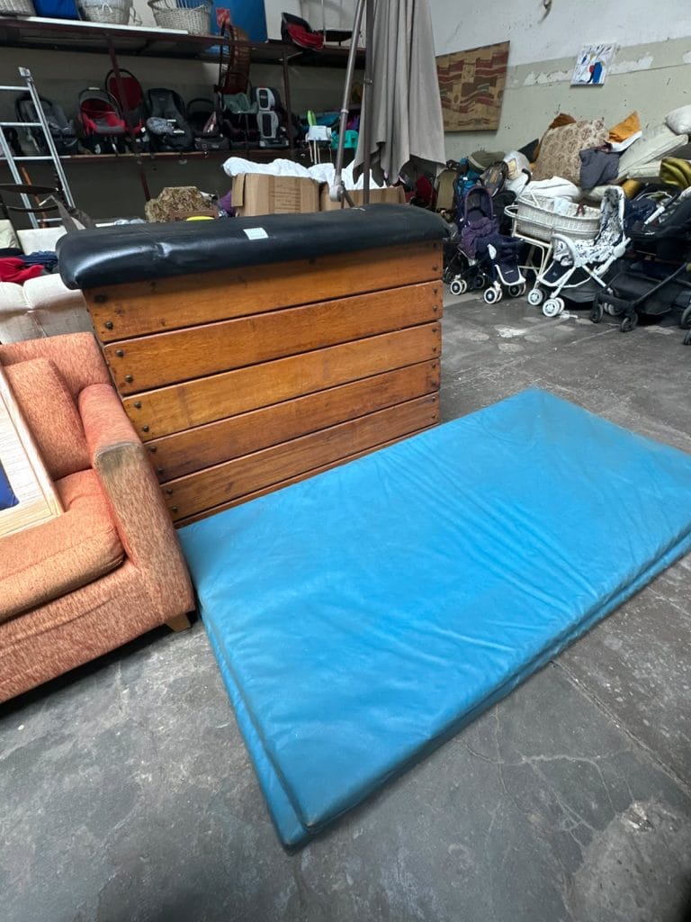 Plinto de gimnasia seccional de madera con colchonetas - Imagen 5
