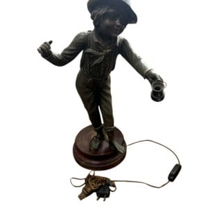 VELADOR VINTAGE INTERVENIDO A PARTIR DE ESCULTURA DE METAL – FIGURA DE NIÑO CON FAROL