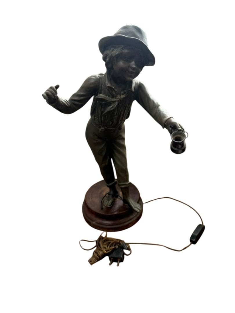 VELADOR VINTAGE INTERVENIDO A PARTIR DE ESCULTURA DE METAL – FIGURA DE NIÑO CON FAROL