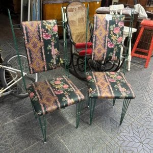 Par de sillas de hierro vintage con tapizado floral