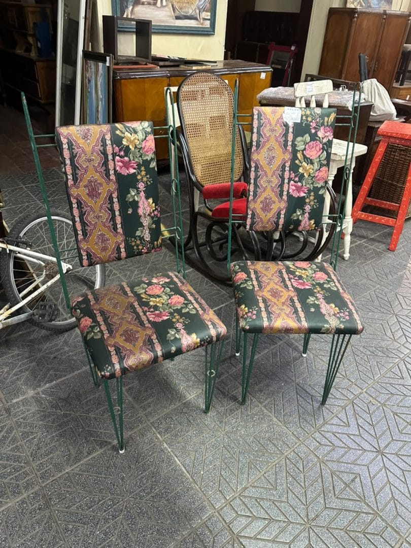 Par de sillas de hierro vintage con tapizado floral