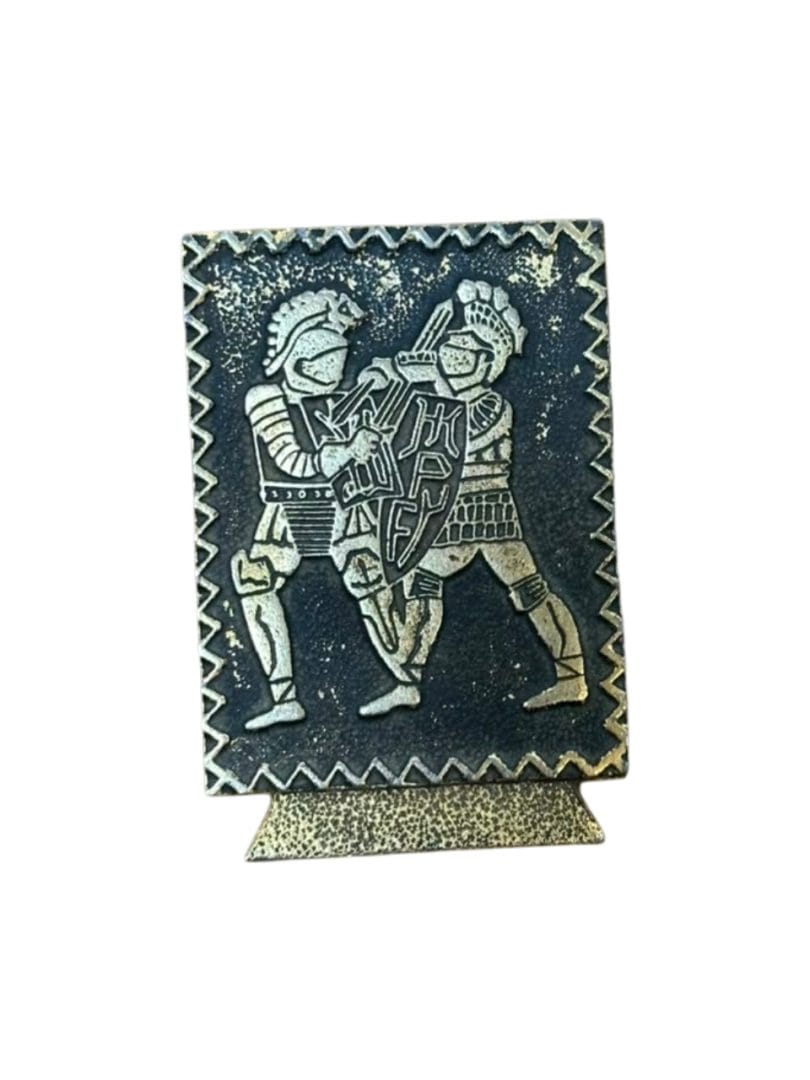 Clip / pinza portapapeles vintage de metal con escena medieval