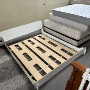 Estructura de cama baja de diseño moderno en madera