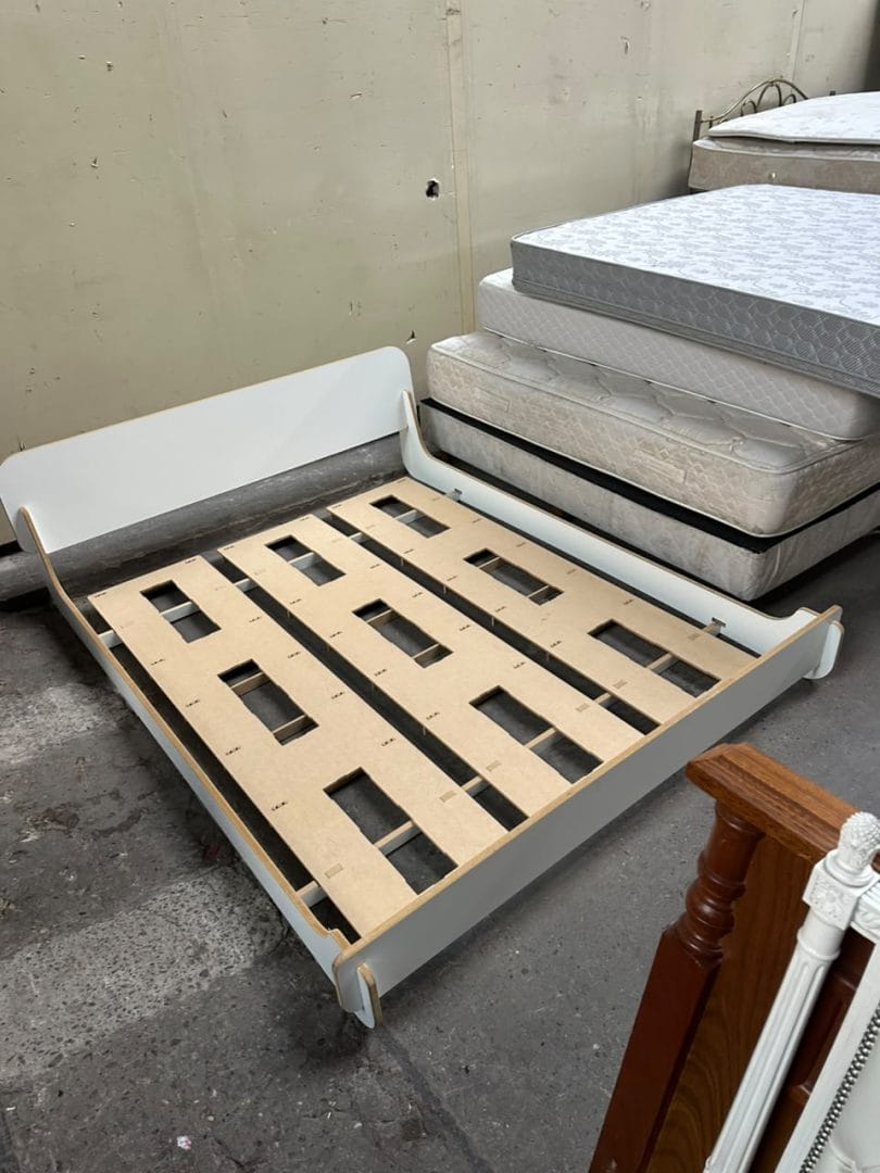 Estructura de cama baja de diseño moderno en madera