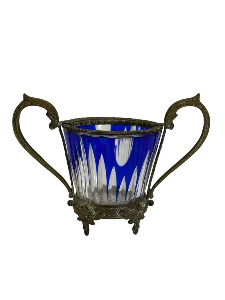 Recipiente de cristal con montura de bronce