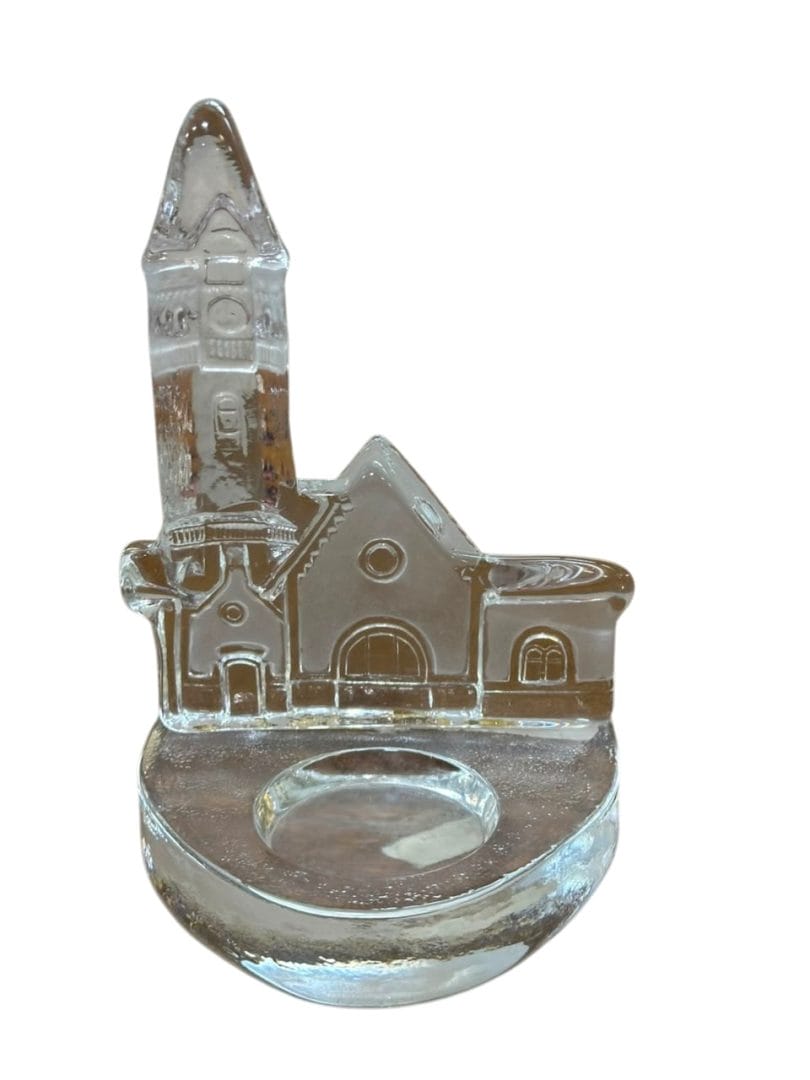 Escultura y portavelas de vidrio sueco “Nybro” con diseño de iglesia/catedral