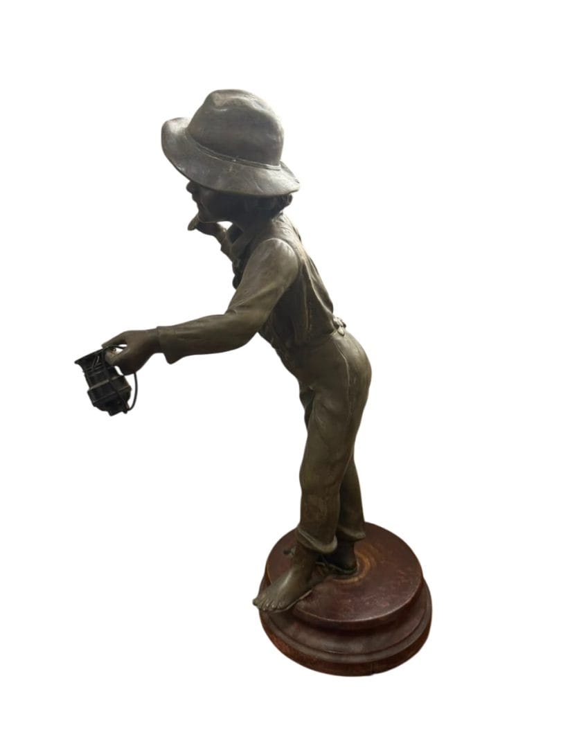 VELADOR VINTAGE INTERVENIDO A PARTIR DE ESCULTURA DE METAL – FIGURA DE NIÑO CON FAROL - Imagen 2