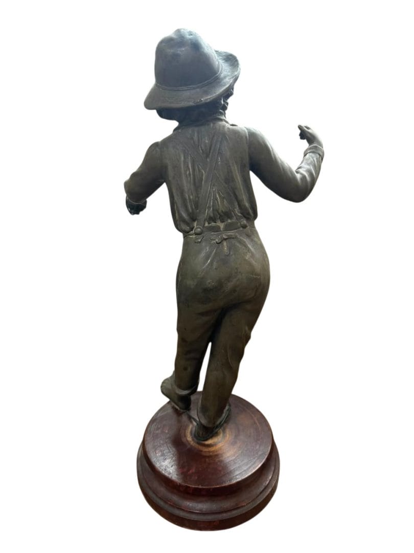 VELADOR VINTAGE INTERVENIDO A PARTIR DE ESCULTURA DE METAL – FIGURA DE NIÑO CON FAROL - Imagen 3