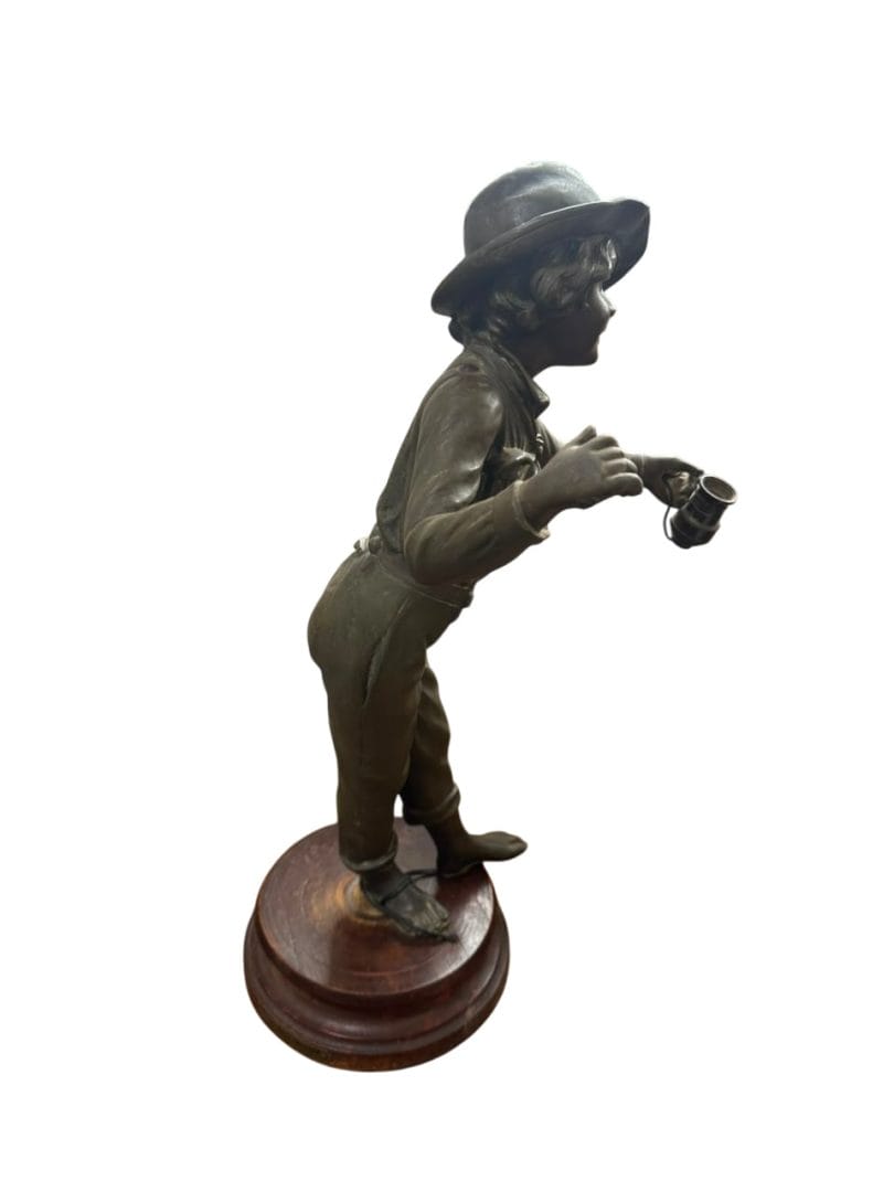 VELADOR VINTAGE INTERVENIDO A PARTIR DE ESCULTURA DE METAL – FIGURA DE NIÑO CON FAROL - Imagen 4