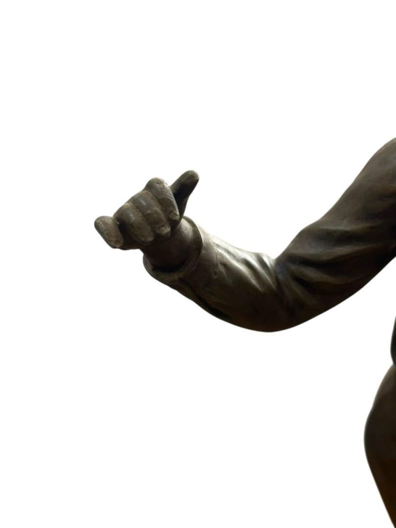 VELADOR VINTAGE INTERVENIDO A PARTIR DE ESCULTURA DE METAL – FIGURA DE NIÑO CON FAROL - Imagen 5