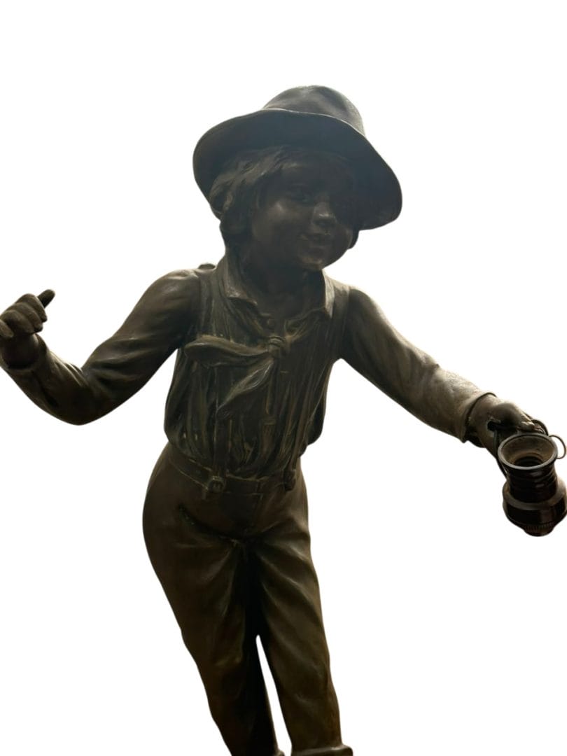 VELADOR VINTAGE INTERVENIDO A PARTIR DE ESCULTURA DE METAL – FIGURA DE NIÑO CON FAROL - Imagen 7