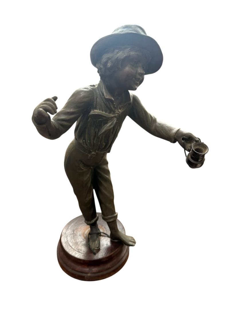 VELADOR VINTAGE INTERVENIDO A PARTIR DE ESCULTURA DE METAL – FIGURA DE NIÑO CON FAROL - Imagen 8