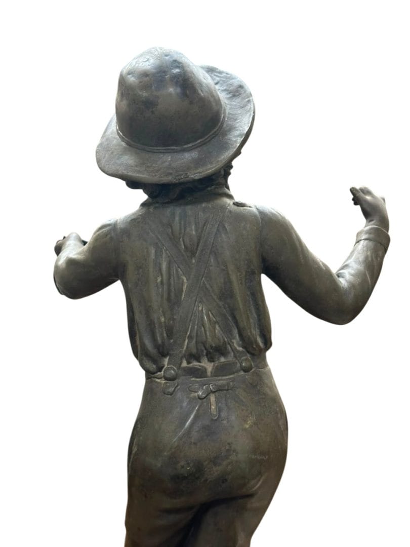 VELADOR VINTAGE INTERVENIDO A PARTIR DE ESCULTURA DE METAL – FIGURA DE NIÑO CON FAROL - Imagen 9
