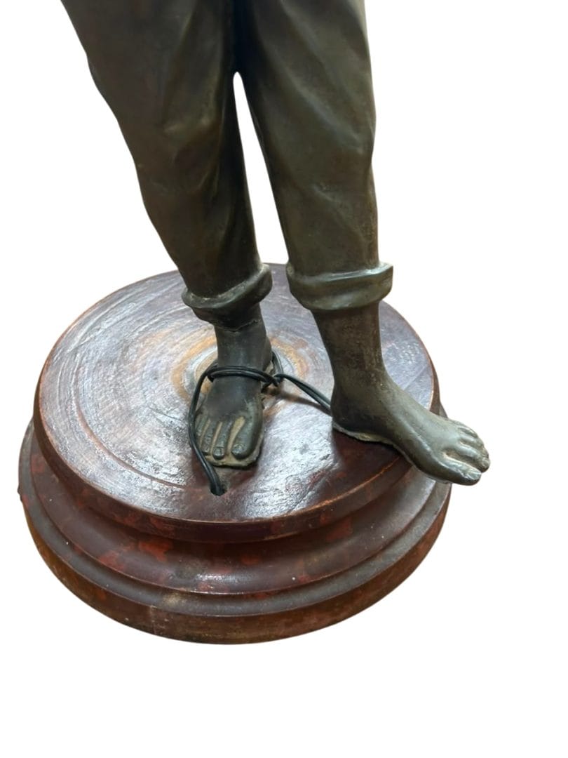 VELADOR VINTAGE INTERVENIDO A PARTIR DE ESCULTURA DE METAL – FIGURA DE NIÑO CON FAROL - Imagen 12