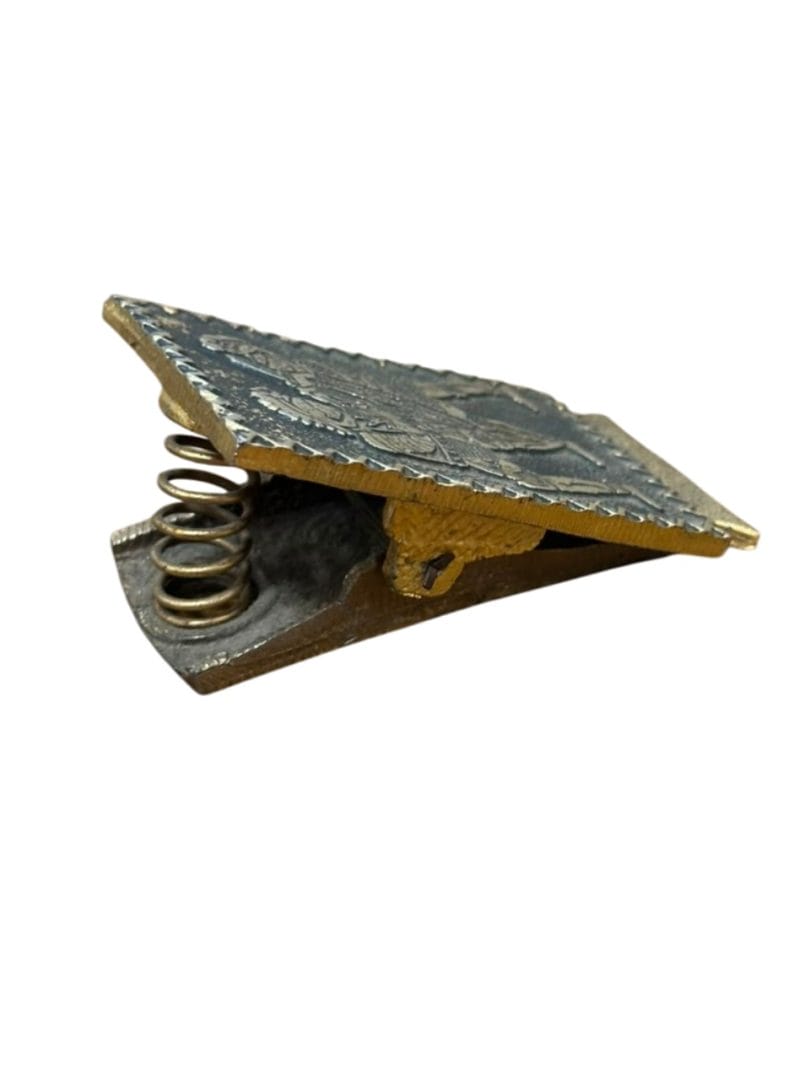 Clip / pinza portapapeles vintage de metal con escena medieval - Imagen 3