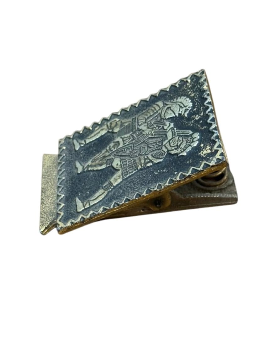 Clip / pinza portapapeles vintage de metal con escena medieval - Imagen 4