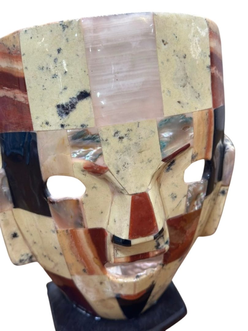 MÁSCARA / ESCULTURA DE ROSTRO EN PIEDRA TIPO MOSAICO PRECOLOMBINO CON BASE - Imagen 5