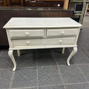 Mueble comoda en madera blanca con patas cabriolé y 3 cajones