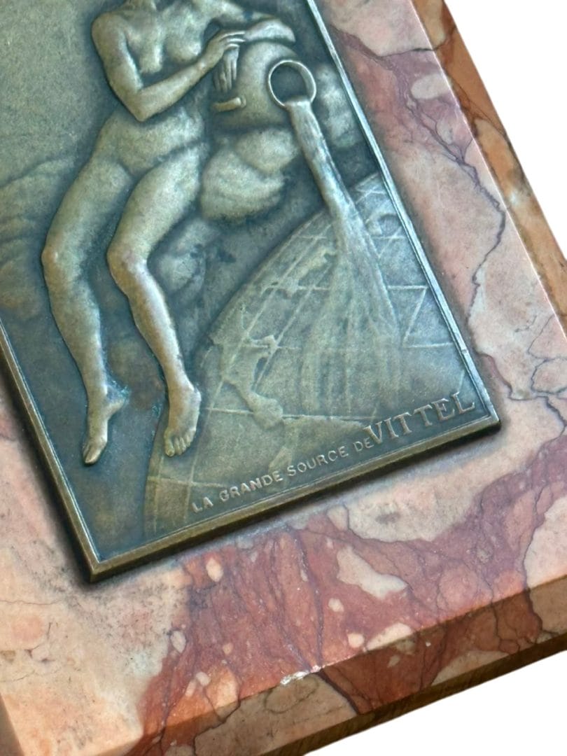 PISAPAPELES VINTAGE DE MÁRMOL CON PLAQUETA DE BRONCE "LA GRANDE SOURCE DE VITTEL" – F. P. NICLAUSSE - Imagen 4