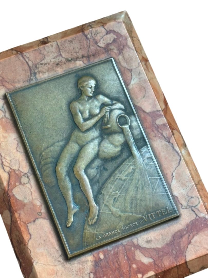 PISAPAPELES VINTAGE DE MÁRMOL CON PLAQUETA DE BRONCE "LA GRANDE SOURCE DE VITTEL" – F. P. NICLAUSSE - Imagen 5