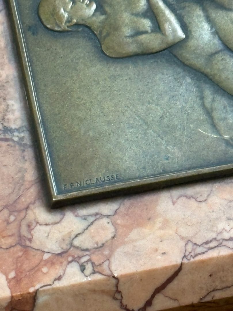 PISAPAPELES VINTAGE DE MÁRMOL CON PLAQUETA DE BRONCE "LA GRANDE SOURCE DE VITTEL" – F. P. NICLAUSSE - Imagen 6