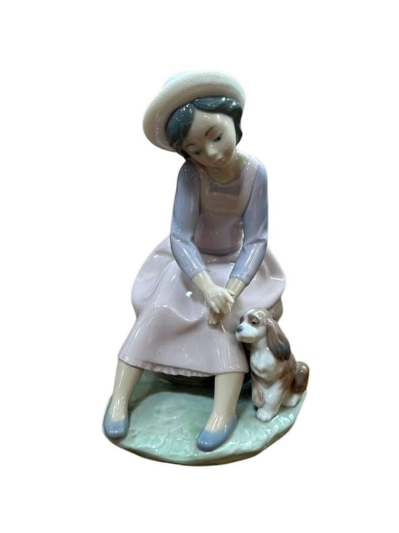 FIGURA DE PORCELANA “JOVEN CON PERRITO” – LLADRÓ (ESPAÑA)
