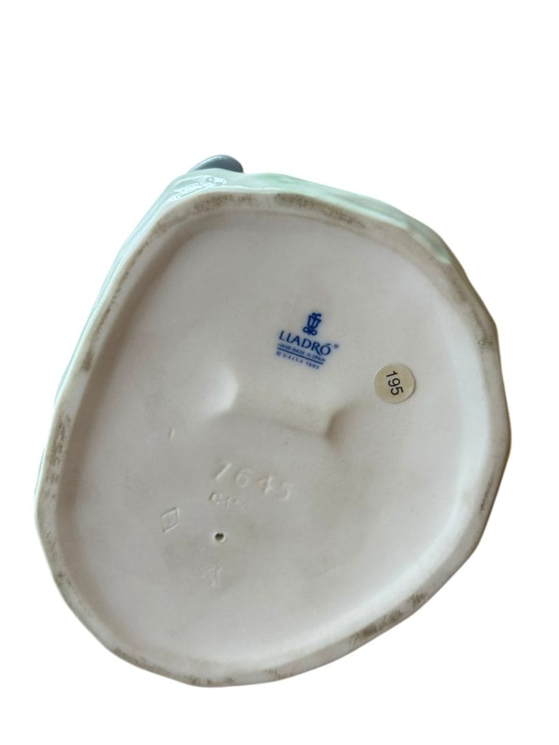 FIGURA DE PORCELANA “JOVEN CON PERRITO” – LLADRÓ (ESPAÑA) - Imagen 10