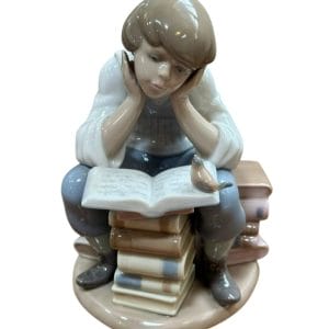 FIGURA DE PORCELANA “NIÑO ESTUDIANDO CON PÁJARO” – LLADRÓ (ESPAÑA)