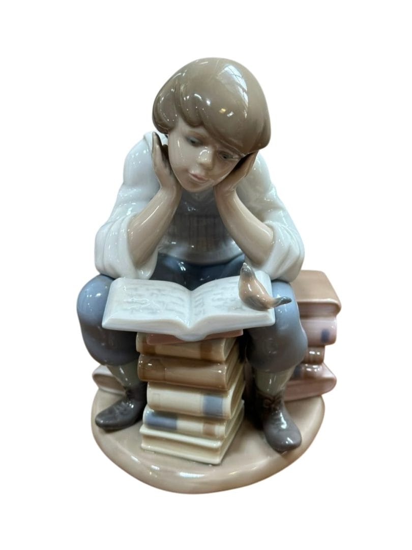 FIGURA DE PORCELANA “NIÑO ESTUDIANDO CON PÁJARO” – LLADRÓ (ESPAÑA)