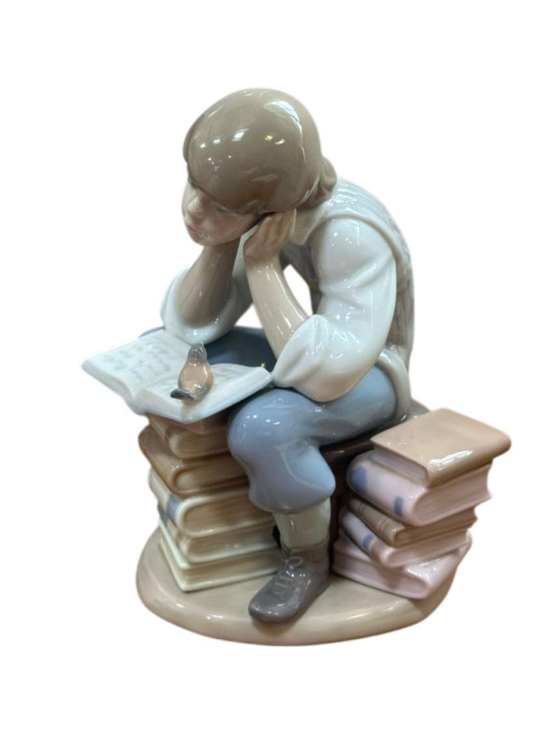 FIGURA DE PORCELANA “NIÑO ESTUDIANDO CON PÁJARO” – LLADRÓ (ESPAÑA) - Imagen 2