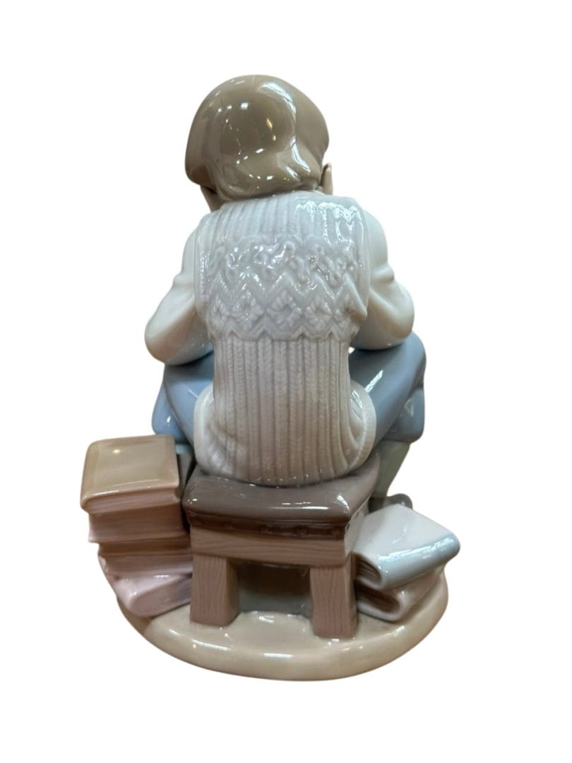 FIGURA DE PORCELANA “NIÑO ESTUDIANDO CON PÁJARO” – LLADRÓ (ESPAÑA) - Imagen 3