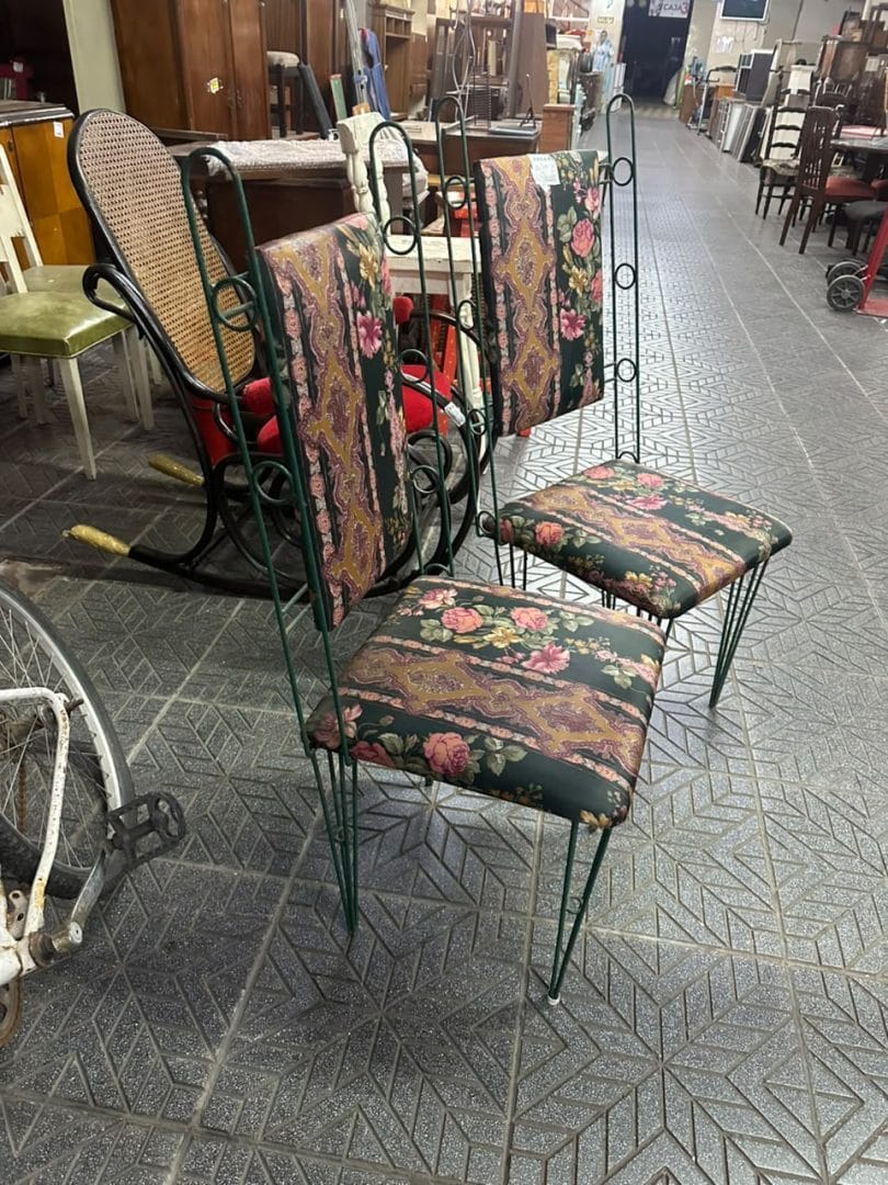 Par de sillas de hierro vintage con tapizado floral - Imagen 2