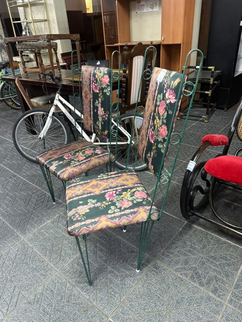 Par de sillas de hierro vintage con tapizado floral - Imagen 3