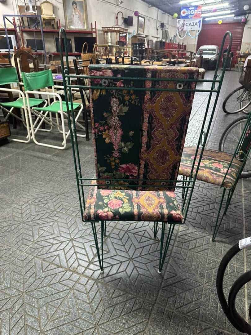 Par de sillas de hierro vintage con tapizado floral - Imagen 4
