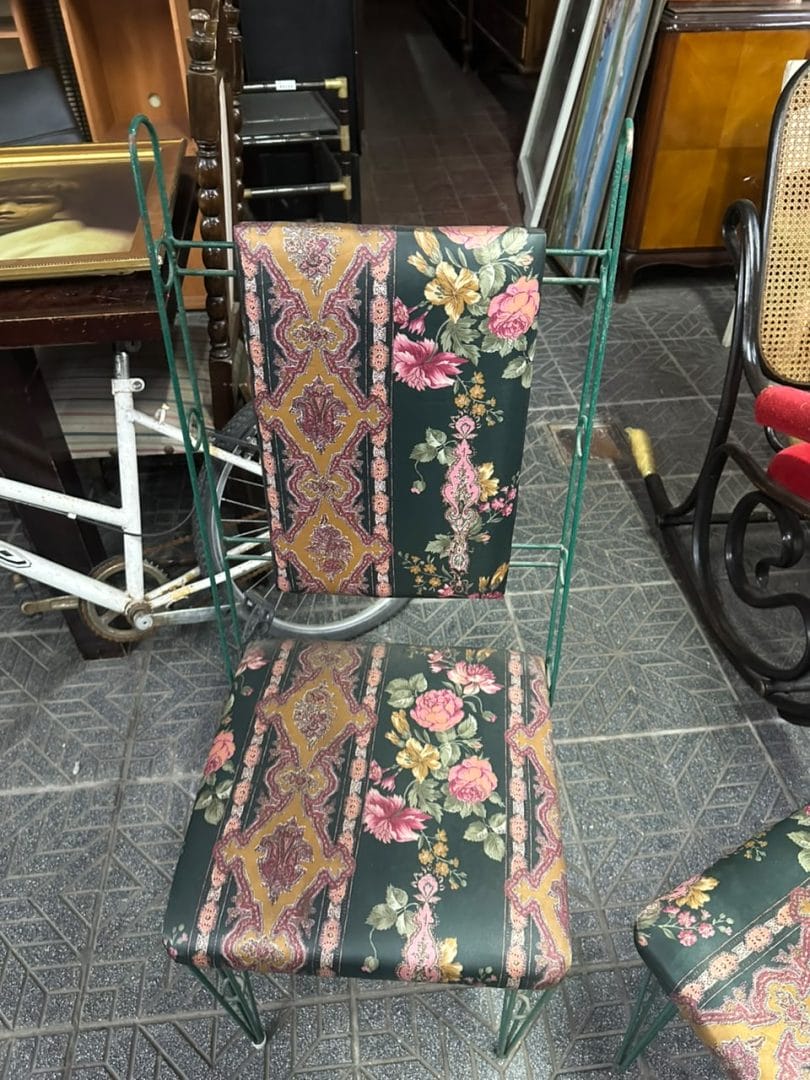 Par de sillas de hierro vintage con tapizado floral - Imagen 5