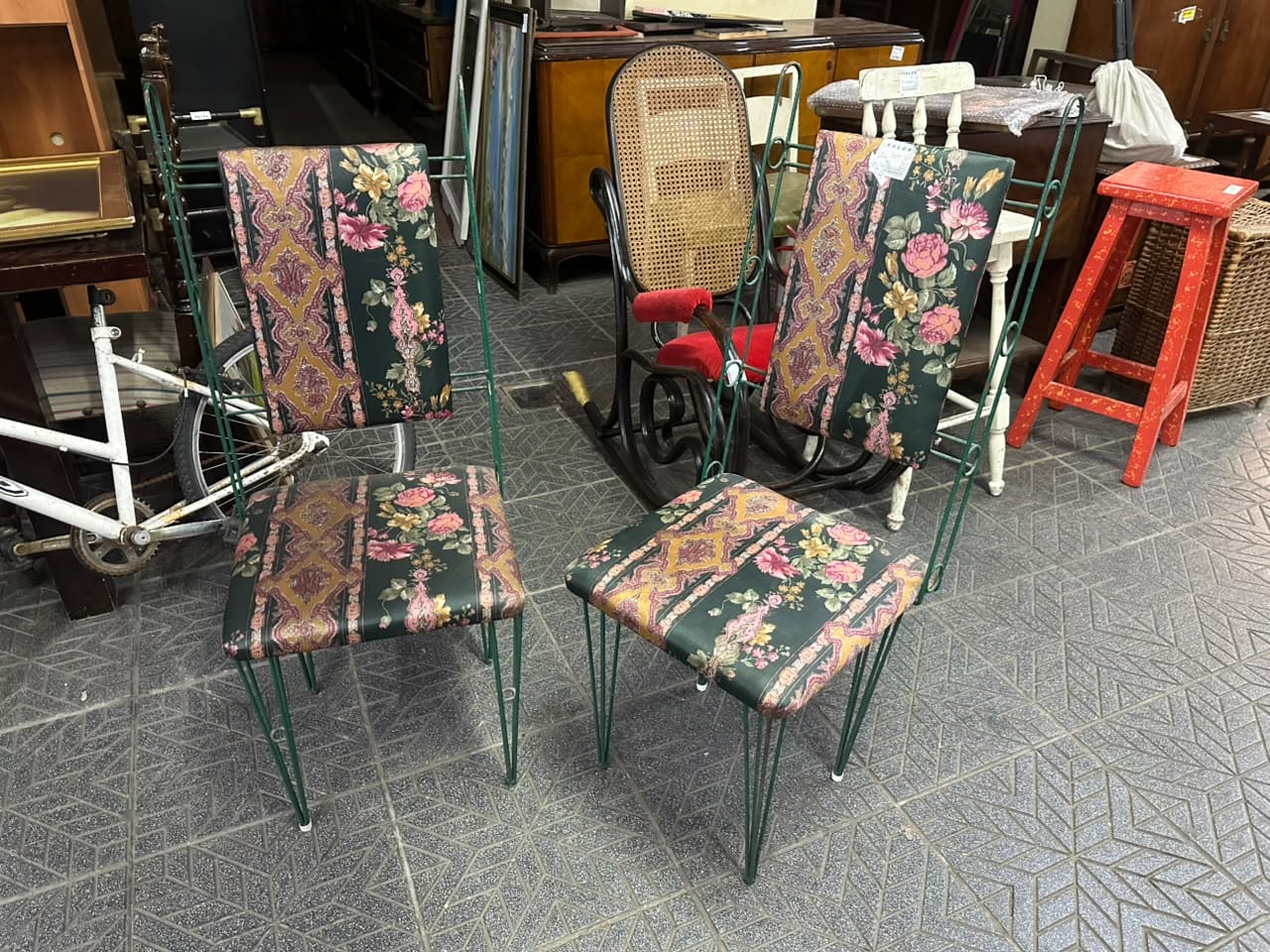 Par de sillas de hierro vintage con tapizado floral - Imagen 6