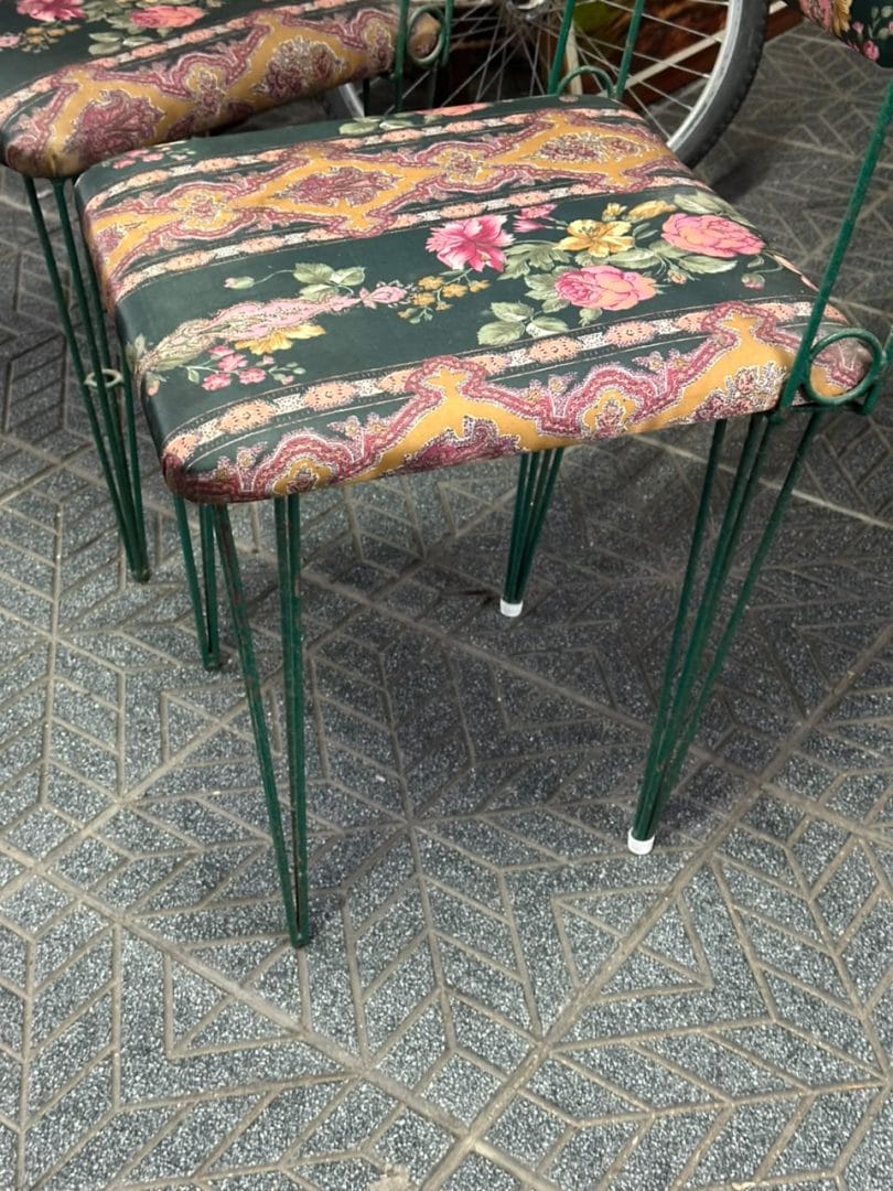 Par de sillas de hierro vintage con tapizado floral - Imagen 7
