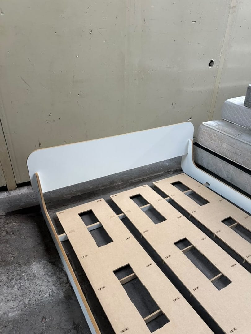 Estructura de cama baja de diseño moderno en madera - Imagen 2